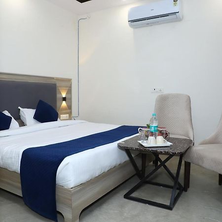 Lyf Corporate Suites - Noida Sector 19 ภายนอก รูปภาพ