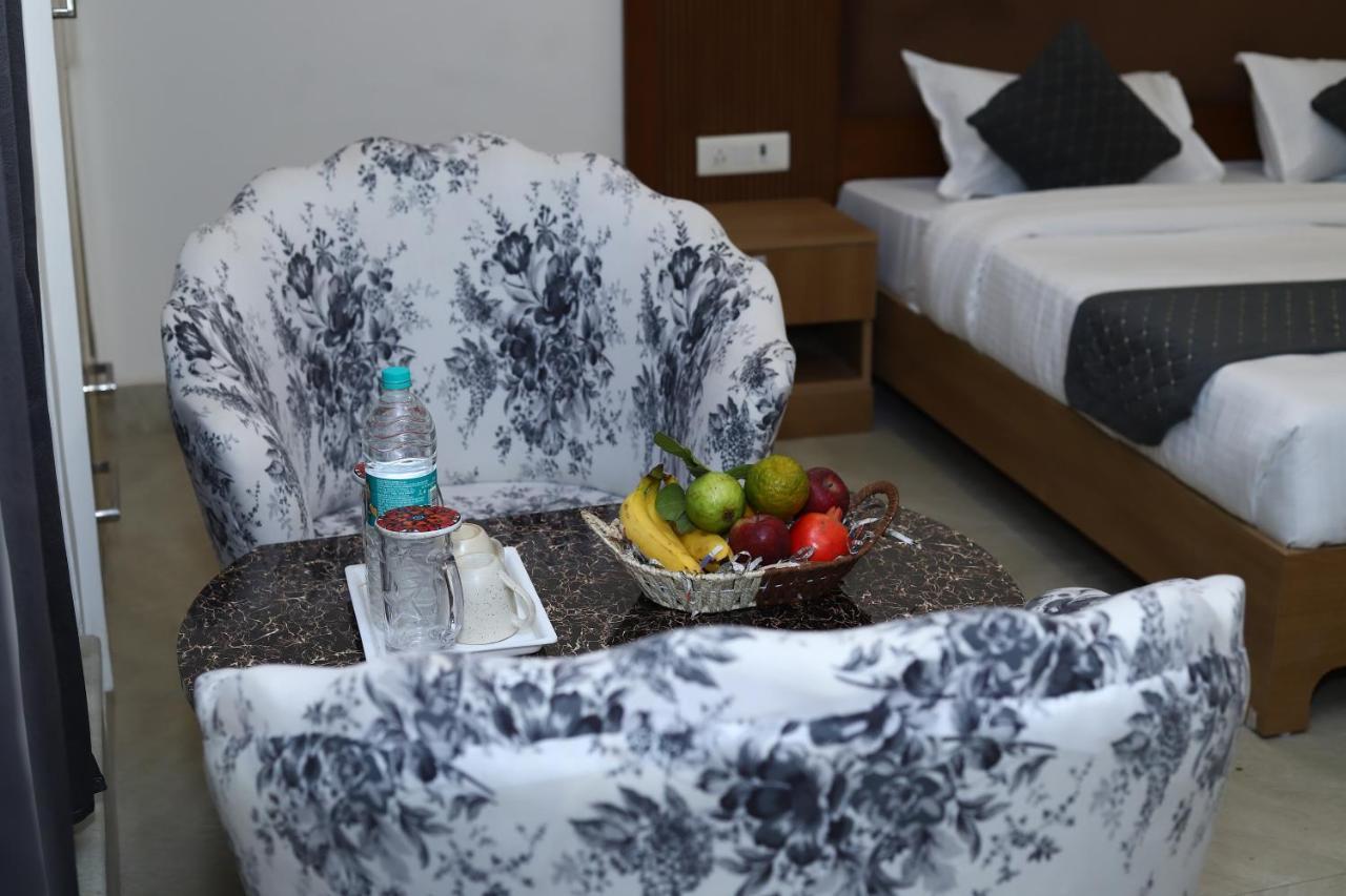 Lyf Corporate Suites - Noida Sector 19 ภายนอก รูปภาพ