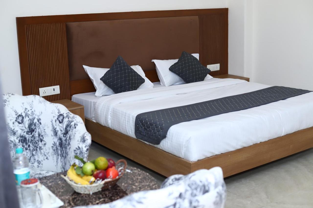 Lyf Corporate Suites - Noida Sector 19 ภายนอก รูปภาพ